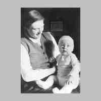 011-0066  Fruehjahr 1936. Mutter Marie-Erika von Frantzius mit Sohn Wolf-Dietrich.jpg